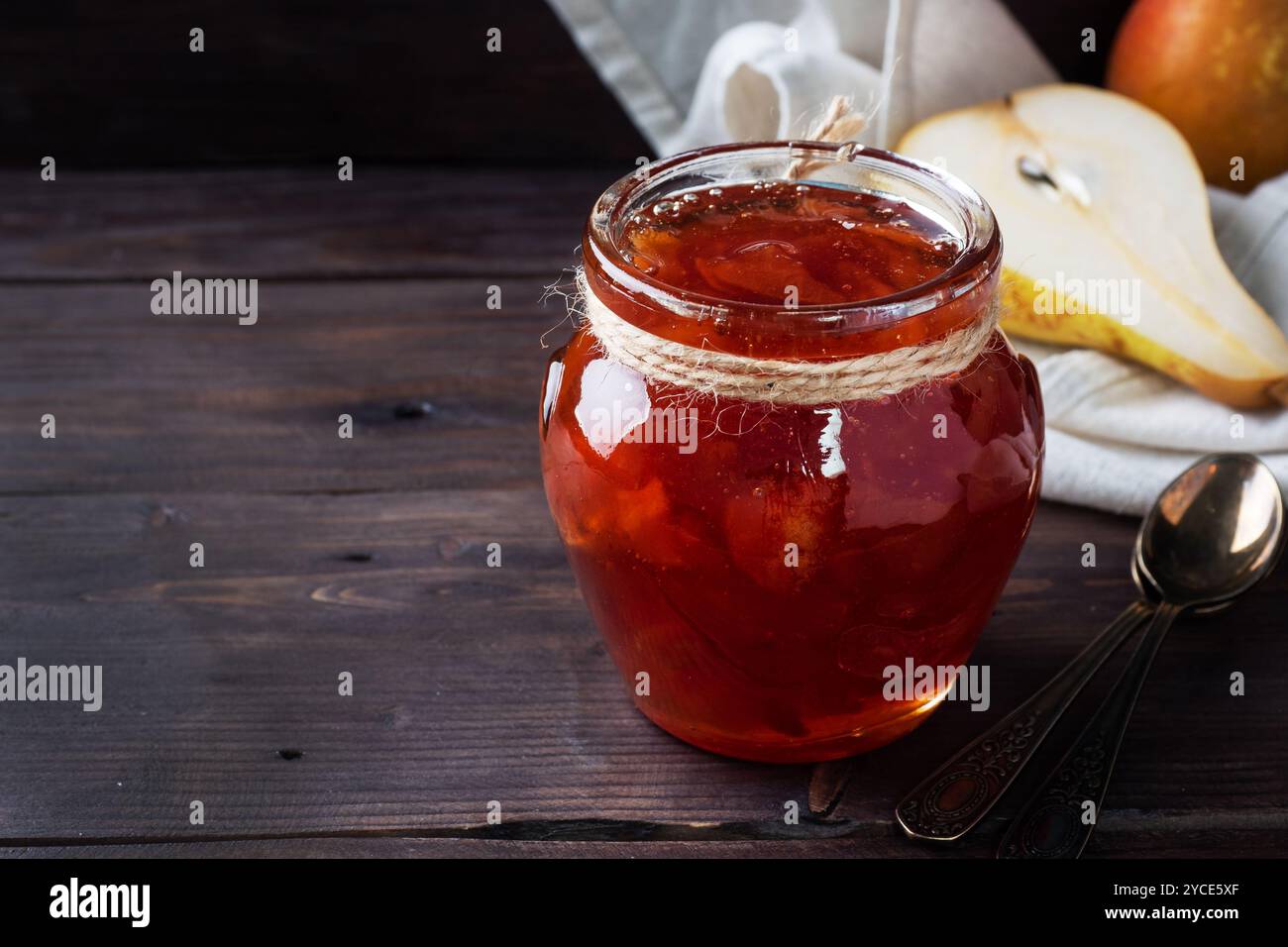 Confiture de poire fait maison dans un bocal et les poires fraîches sur un fond de bois Banque D'Images Confiture de poire fait maison dans un bocal et les poires fraîches sur un fond de bois Banque D'Images