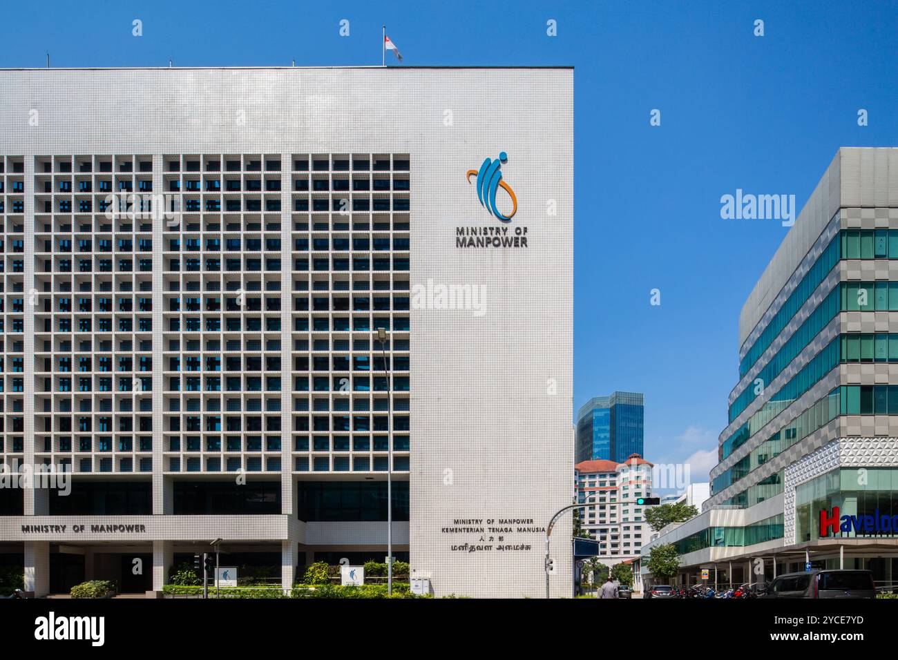 Façade d'architecture brutaliste, occupée par le ministère de la main-d'œuvre, MAMAN. Singapour. Banque D'Images
