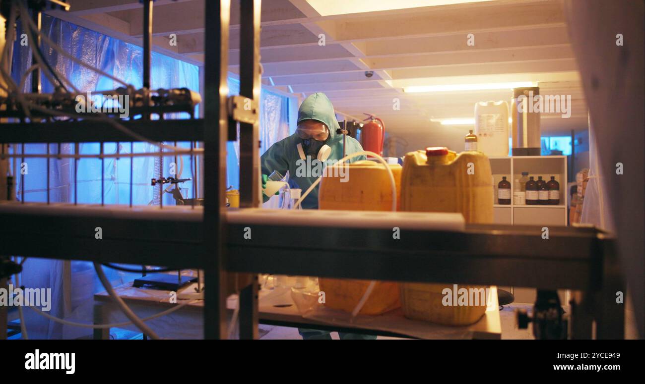 Scientifique médico-légal, toxique et test en laboratoire, epi et recherche médicale, dangereux et substance. Professionnel, masque à gaz et analyse de l'enquête Banque D'Images