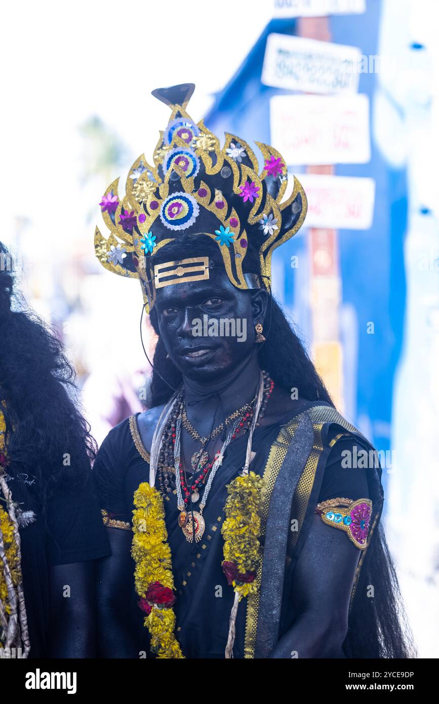 Kulasai Dasara, Portrait de dévot indien hindou avec le visage peint et habillé en déesse kali pour effectuer les rituels du festival culte kulasai dasara. Banque D'Images