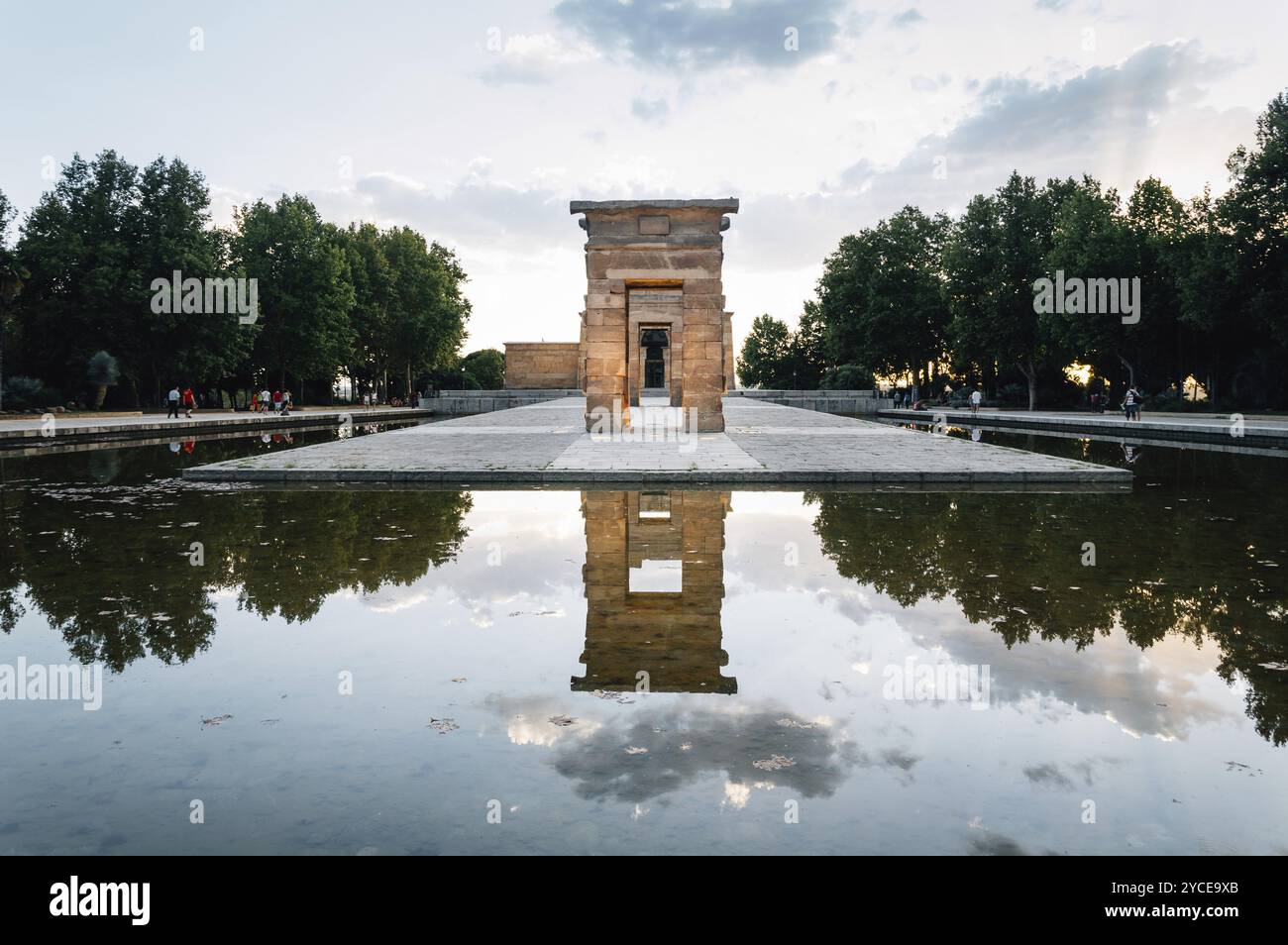 Madrid, Espagne, 27 septembre 2014 : coucher de soleil sur le temple de Debod. Temple de Debod. C'est un temple égyptien datant du IIe siècle av. J.-C. Le temple Banque D'Images