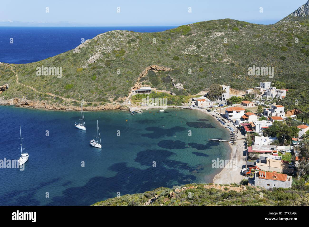 Une baie abritée avec des voiliers et un petit village entouré de collines verdoyantes, Porto Kagio, Mani, Laconie, Laconie, Péloponnèse, Grèce, Europe Banque D'Images