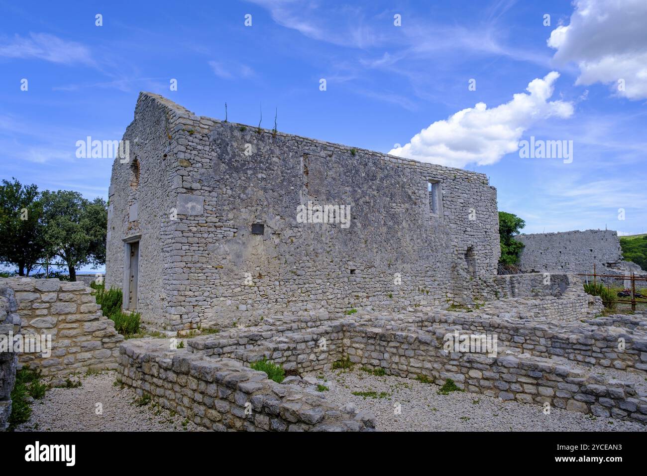 Ruines de l'église St Pierre, Osor, île de Cres, baie du golfe de Kvarner, Croatie, Europe Banque D'Images