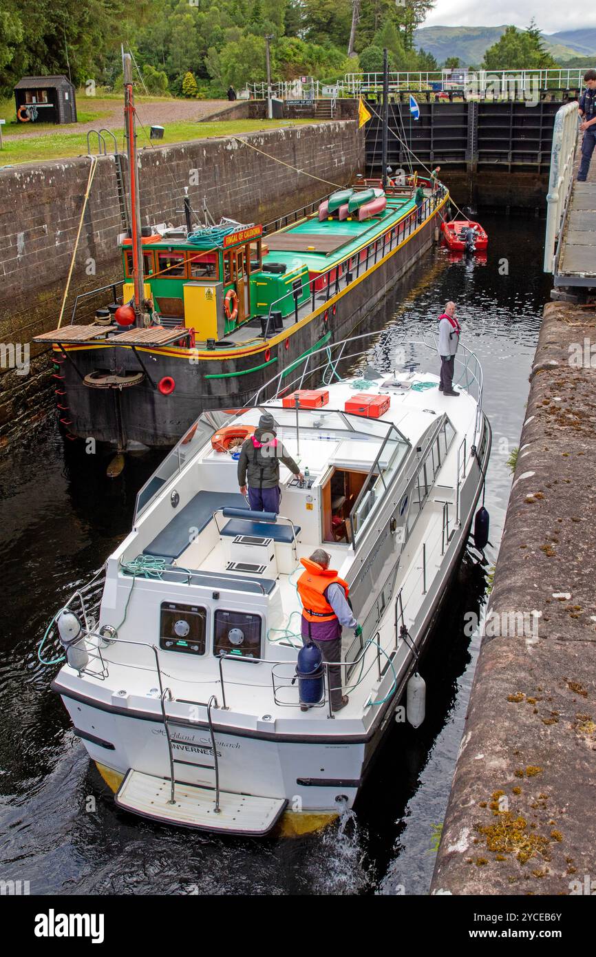 Bateaux dans les écluses à Gairlochy sur le canal caldéonien Banque D'Images