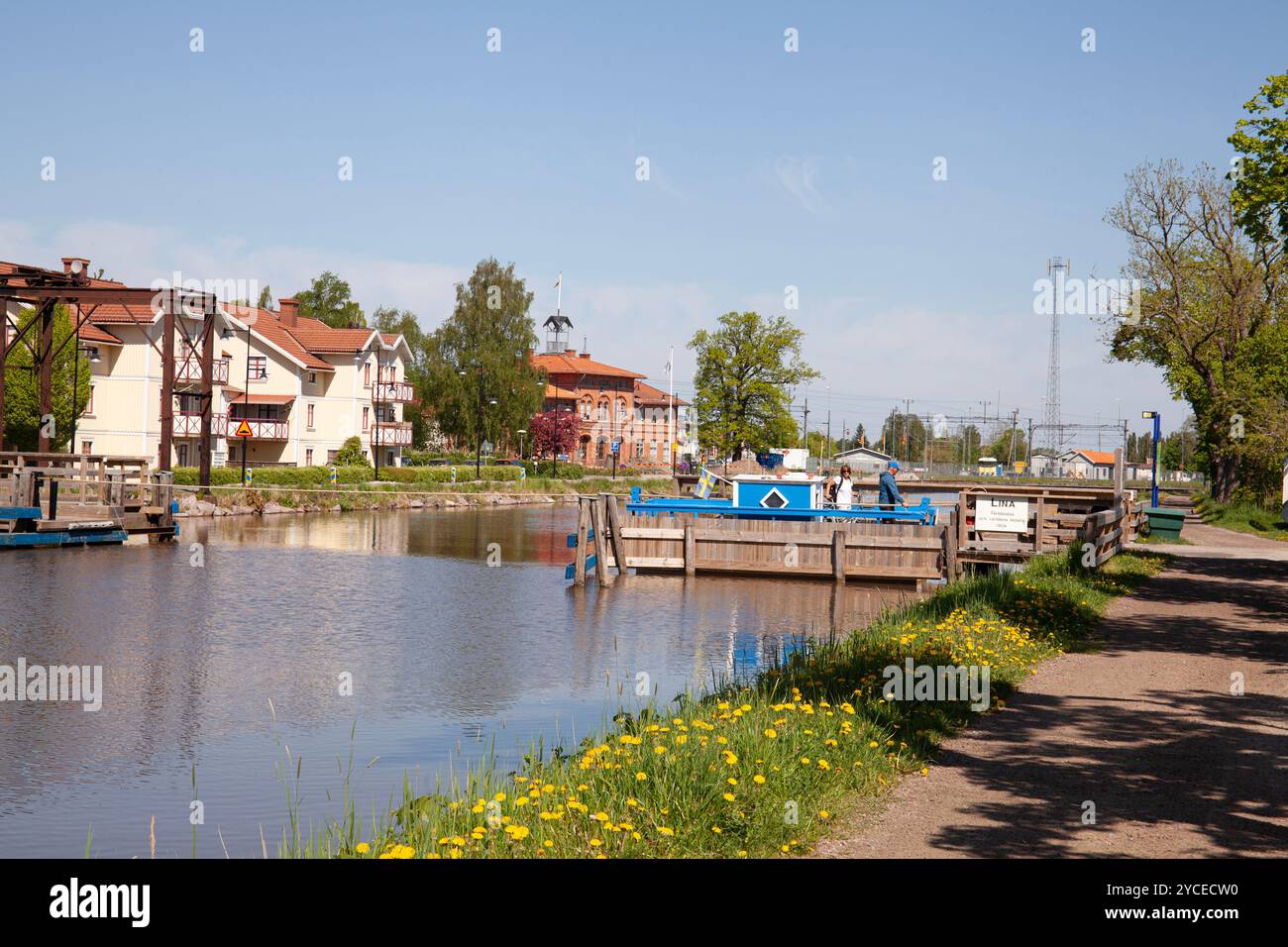 TÖREBODA, SUÈDE, LE 18 MAI. Vue d'un ferry manuel traversant le canal Göta Kanal le 18 mai 2024 à Töreboda, Suède. Passager non identifié. Editoria Banque D'Images