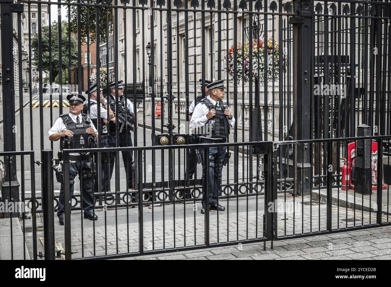 Londres, Royaume-Uni, 18 août 2015 : des policiers protègent la porte de Downing Street à Londres, la résidence du premier ministre Banque D'Images