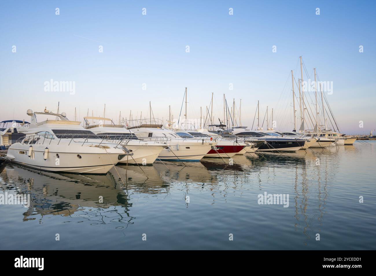 Vue panoramique de Yatchs amarré au quai de Cambrils au coucher du soleil, Catalogne, Espagne. Banque D'Images