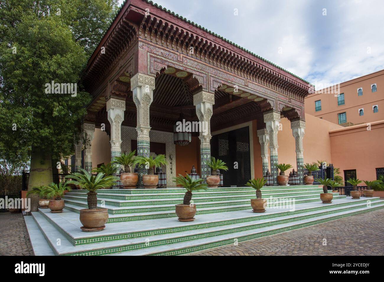 02-11-2015 Marrkech, Italie. La Mamounia Hôtel 5 étoiles et casino et jardin étonnant avec des plantes en pot (palmiers) Banque D'Images