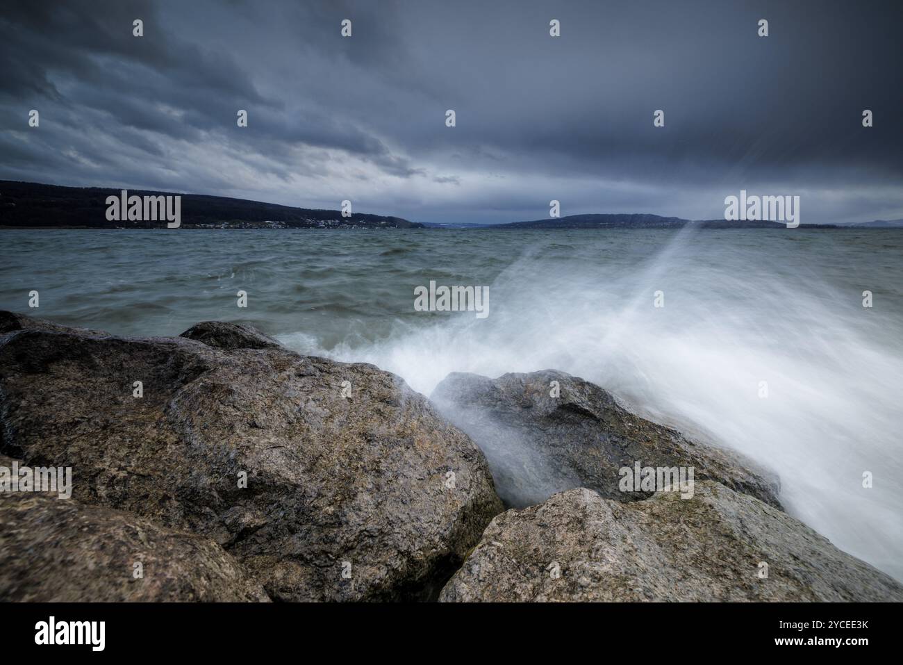 De puissantes vagues s'écrasent contre des pierres sous un ciel orageux, le port, Mittelzell, Reichenau, le lac de Constance, Bade-Wuertemberg, Allemagne, Europe Banque D'Images