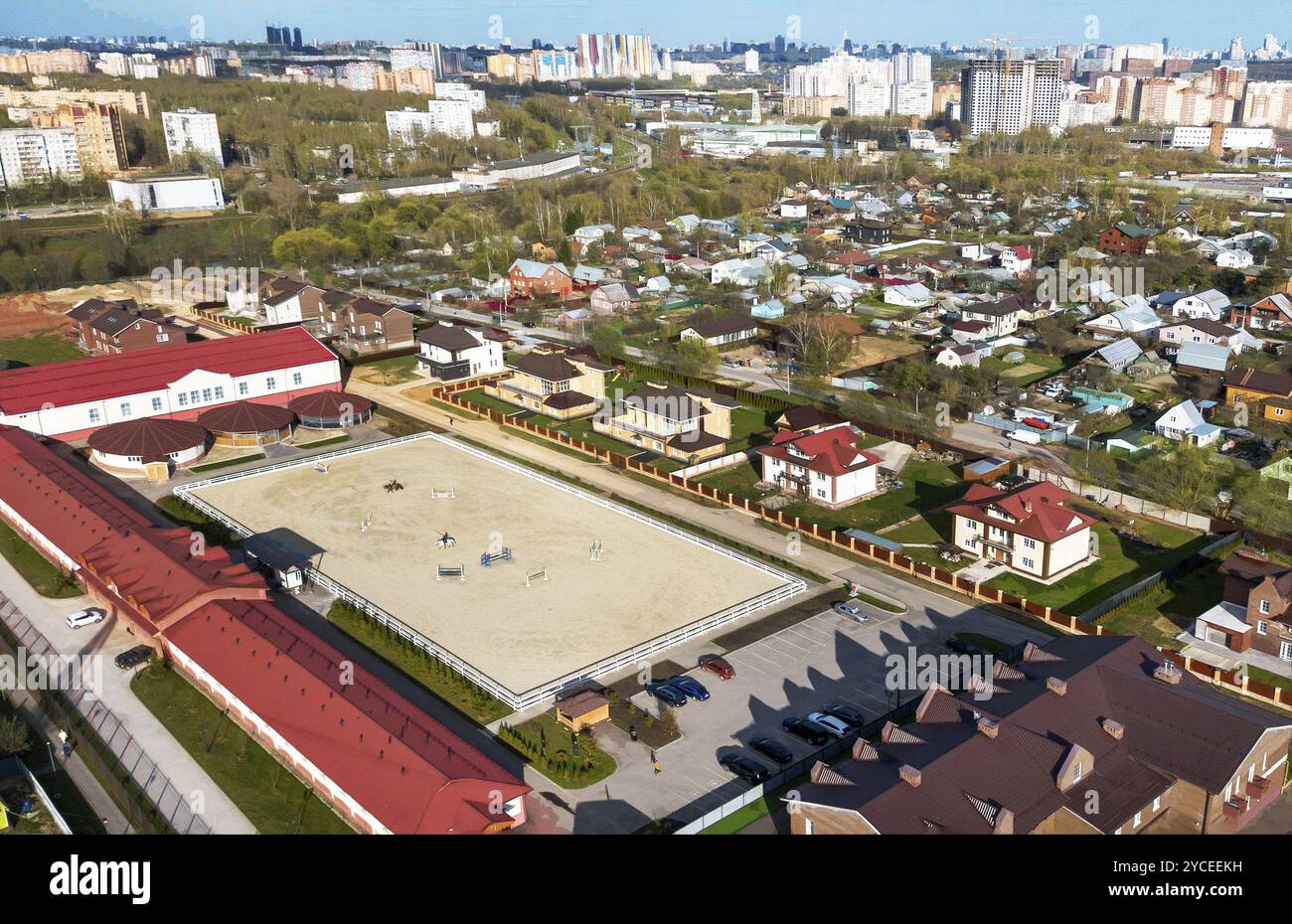 Terrain de dressage privé et écuries et maisons de gues à Kranogorsk, à 4 km de Moscou, voici Amoth autre Warmblood belge (très prisé aujourd'hui). Pers Banque D'Images