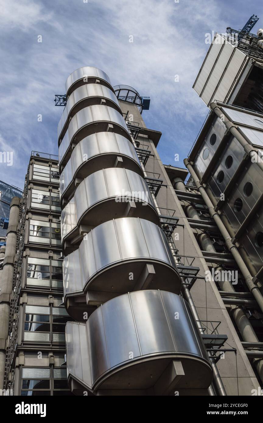 LONDRES, Royaume-Uni, 21 AOÛT 2015 : vue en angle bas des escaliers des bâtiments Lloyd, siège de l'institution d'assurance Lloyd de Londres. Comme le Centre Pompidou au P Banque D'Images