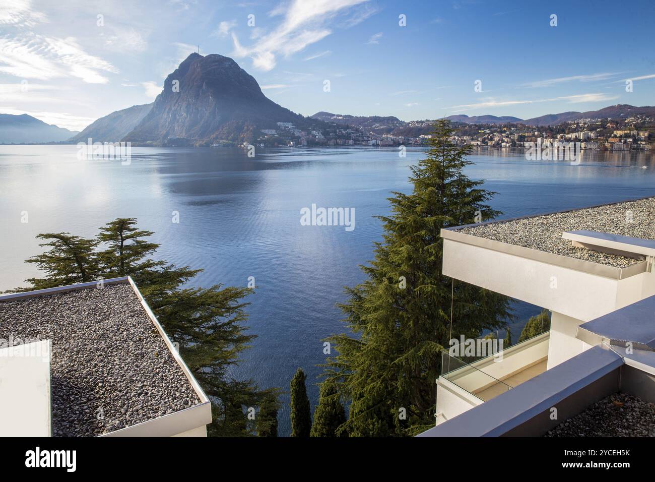 Parc fantastique sur la côte avec épicéa géant et cèdre et immeubles d'appartements (avec des galets blancs) sur le toit sur la côte. Mont San Salva Banque D'Images