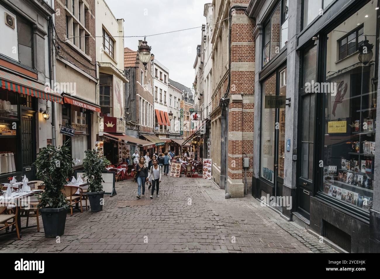 Bruxelles, Belgique, 30 juillet 2016 : rue commerçante avec restaurants à Bruxelles, Europe Banque D'Images