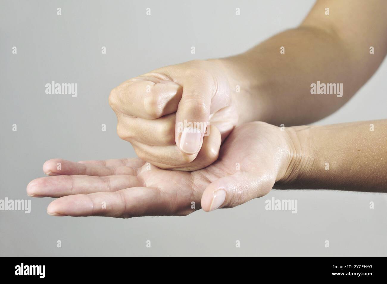 Signer à la main sur fond blanc Banque D'Images