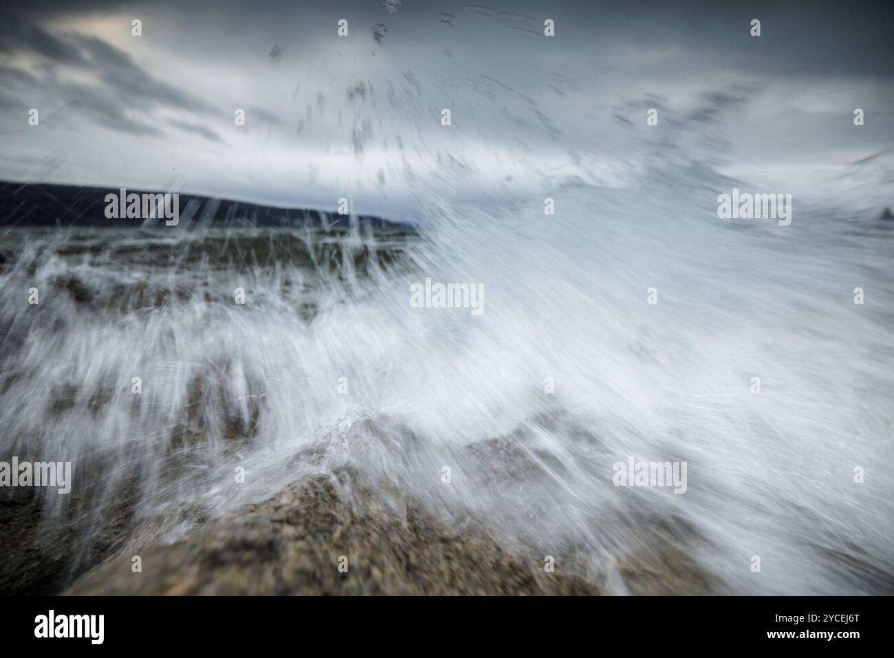 Vagues pulvérisées brisant sur les rochers avec ciel menaçant au-dessus, port, Mittelzell, Reichenau, lac de Constance, Bade-Wuertemberg, Allemagne, Europe Banque D'Images