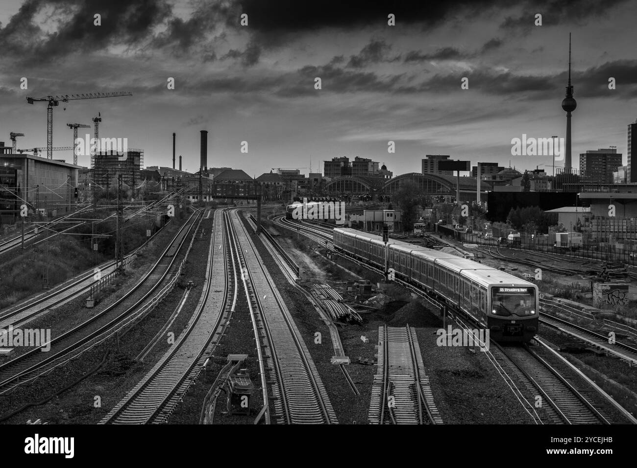 Voies ferrées du métro de Berlin avec tour de télévision en arrière-plan Banque D'Images