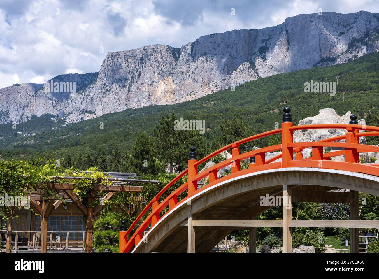 août incroyable dans la péninsule de Crimée : jardin japonais soigné Banque D'Images