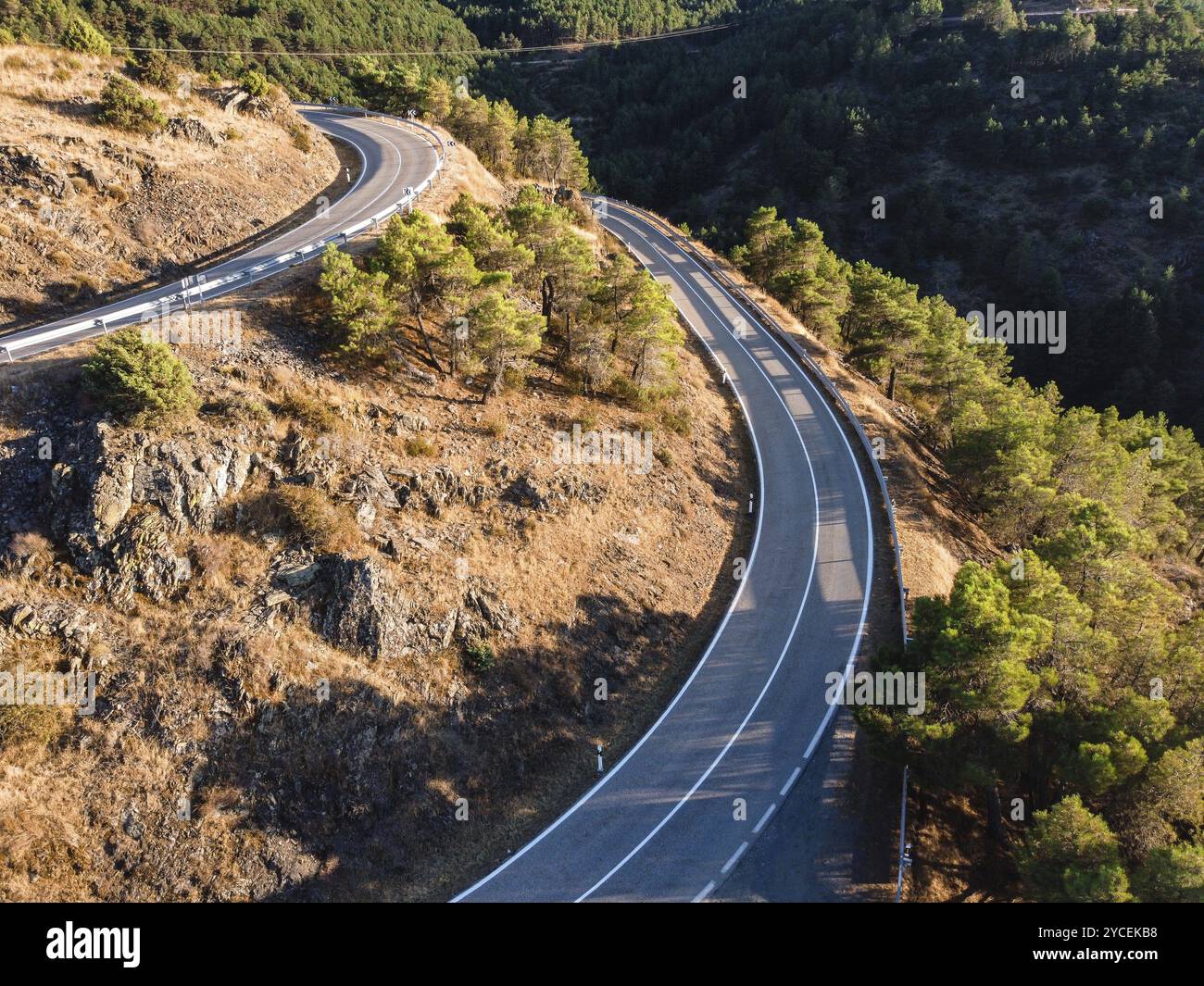 Route sinueuse de montagne à Madrid, vue aérienne de drone Banque D'Images
