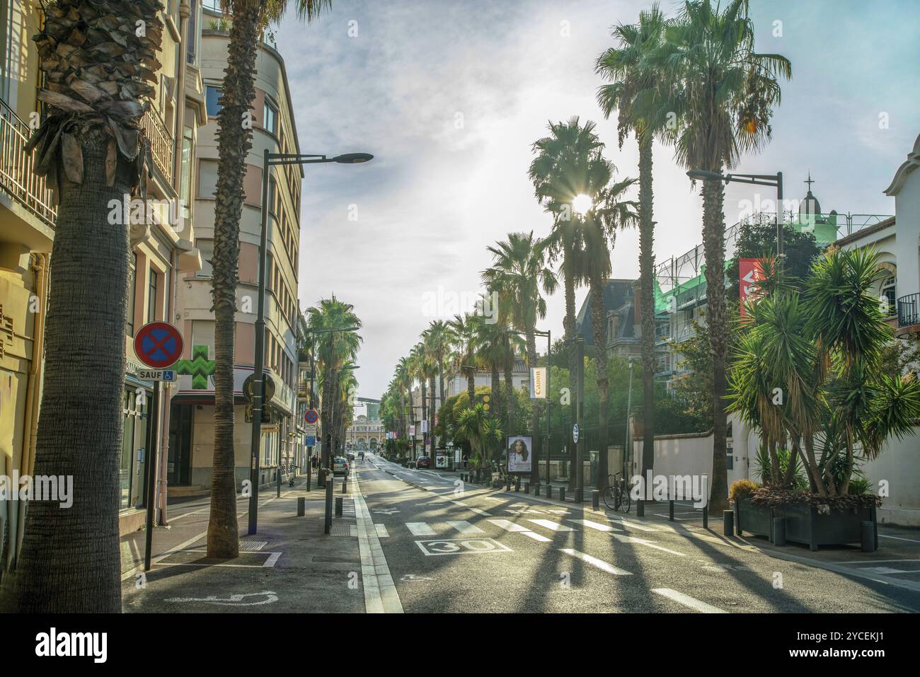 08-29-2022 Perpignan France Perpignan, centre-ville : rue au chemin de fer Startion avec de grands palmiers! Coucher de soleil avec soleil brillant dans le sud de la France, Frenc Banque D'Images