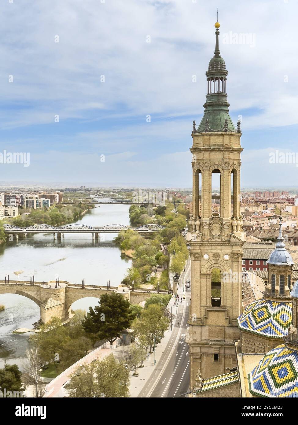 Vue aérienne du paysage urbain de la basilique de notre-Dame dans la ville de Saragosse en Espagne Banque D'Images