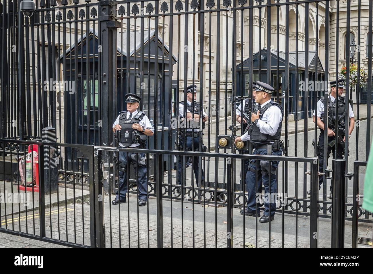 Londres, Royaume-Uni, 18 août 2015 : des policiers protègent la porte de Downing Street à Londres, la résidence du premier ministre Banque D'Images