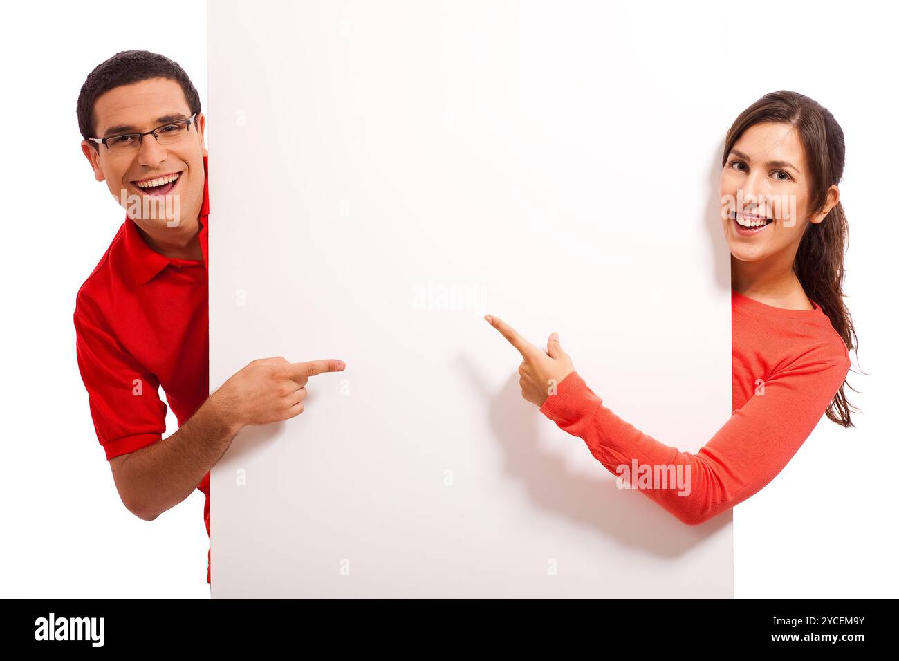 Heureux jeune couple pointant vers l'espace de copie Banque D'Images