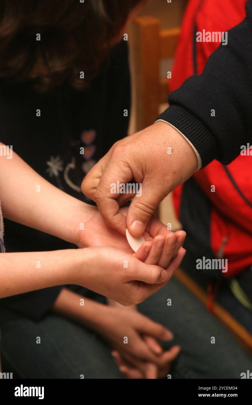 Prêtre donnant le Saint Sacrement Banque D'Images