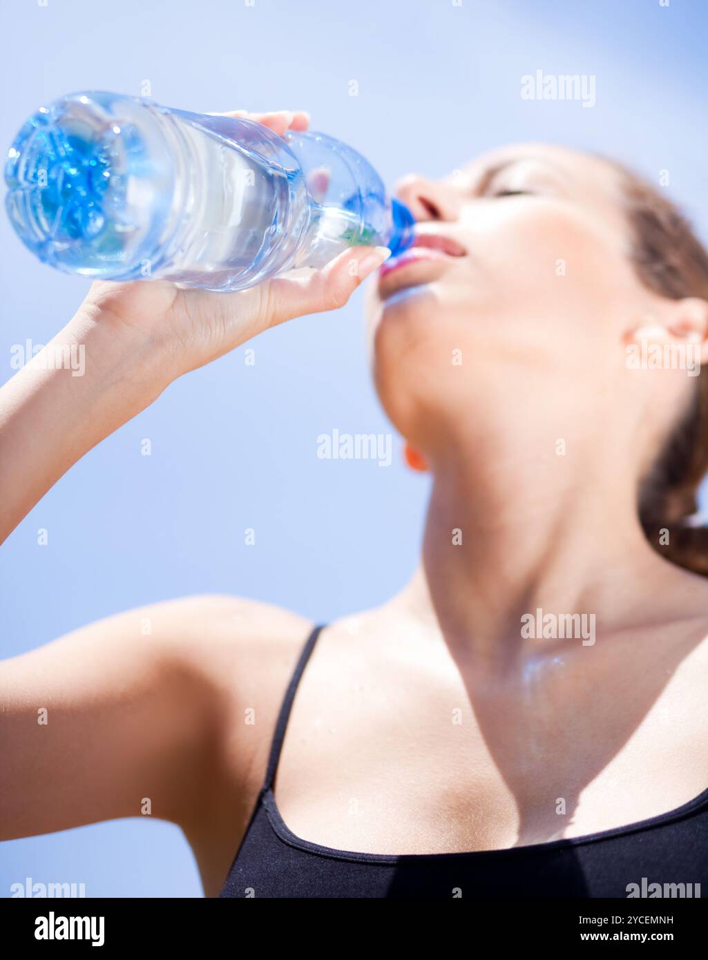 Femme de fitness buvant de l'eau après ses séances d'entraînement Banque D'Images