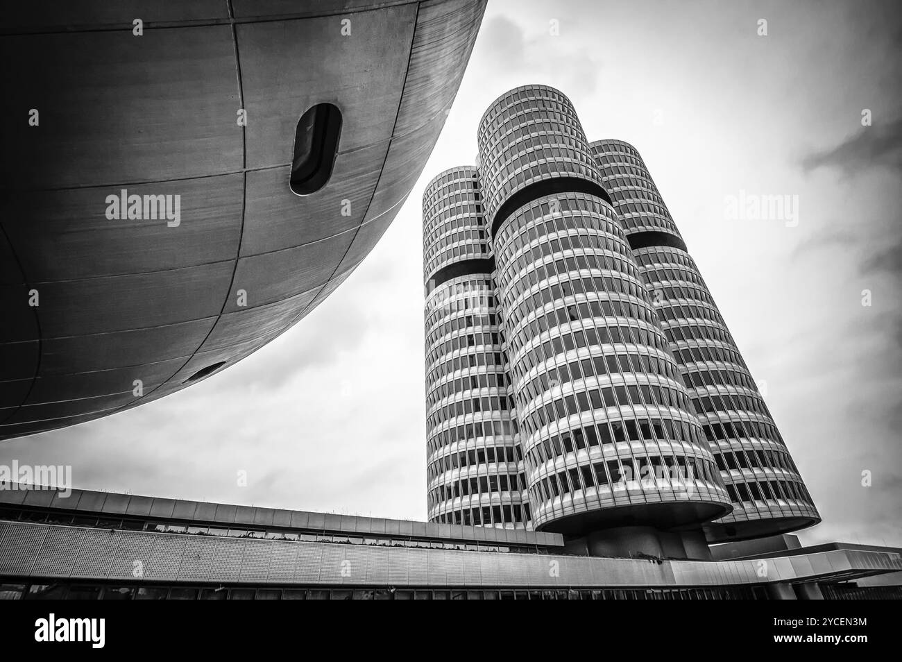 Munich, Allemagne, 3 mai 2015 : siège social de BMW à Munich. Conçu par les architectes COOP HIMMELBLAU. Vue en bas angle un jour de pluie, Europe Banque D'Images