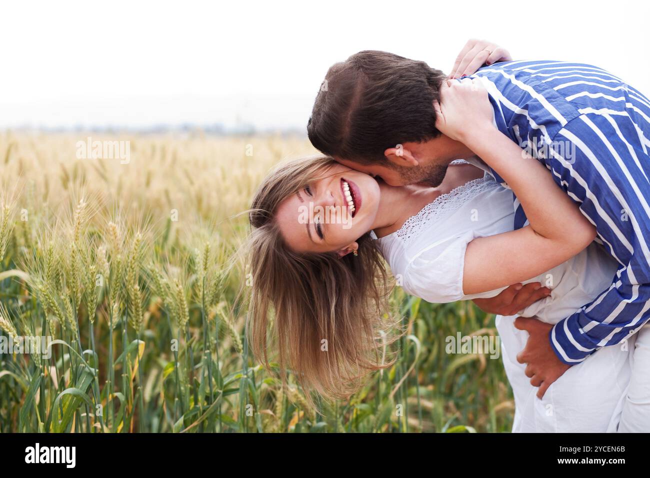 Heureux jeune couple embrassant et embrassant eachotherr Banque D'Images