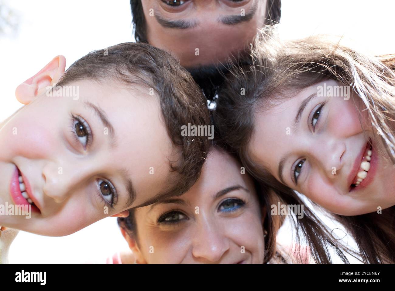 Gros plan portrait d'une famille heureuse en cercle Banque D'Images