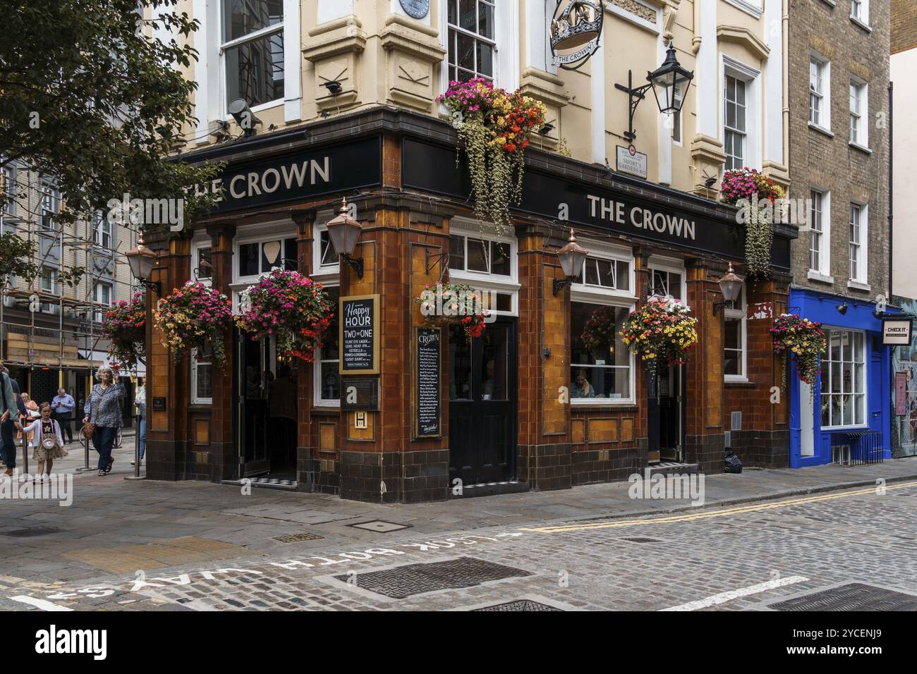 Londres, Royaume-Uni, 27 août 2023 : Seven Dials Area à Covent Garden, dans le West End de Londres. Le Crown Pub Banque D'Images