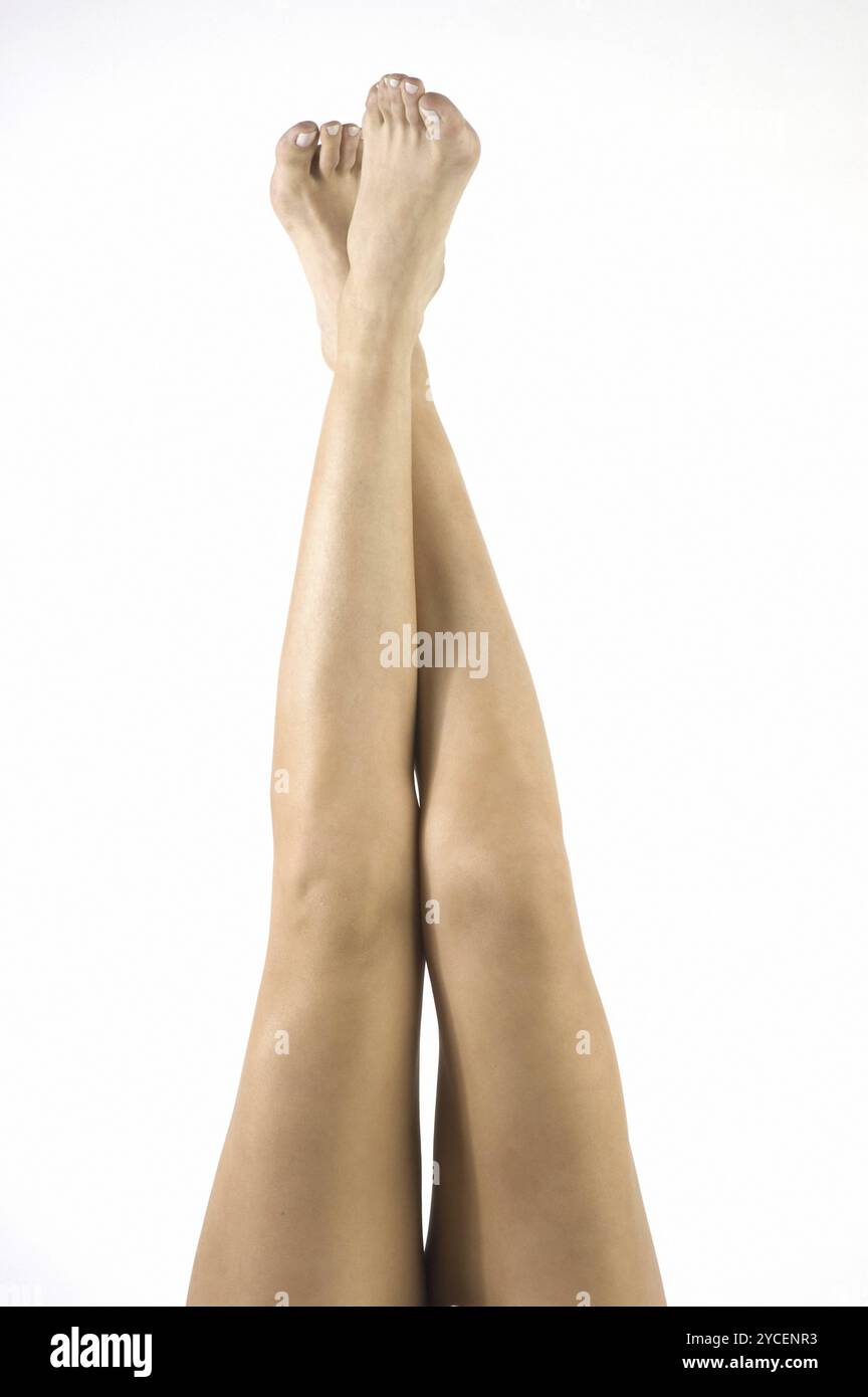 Jambes de femme sur fond blanc Banque D'Images