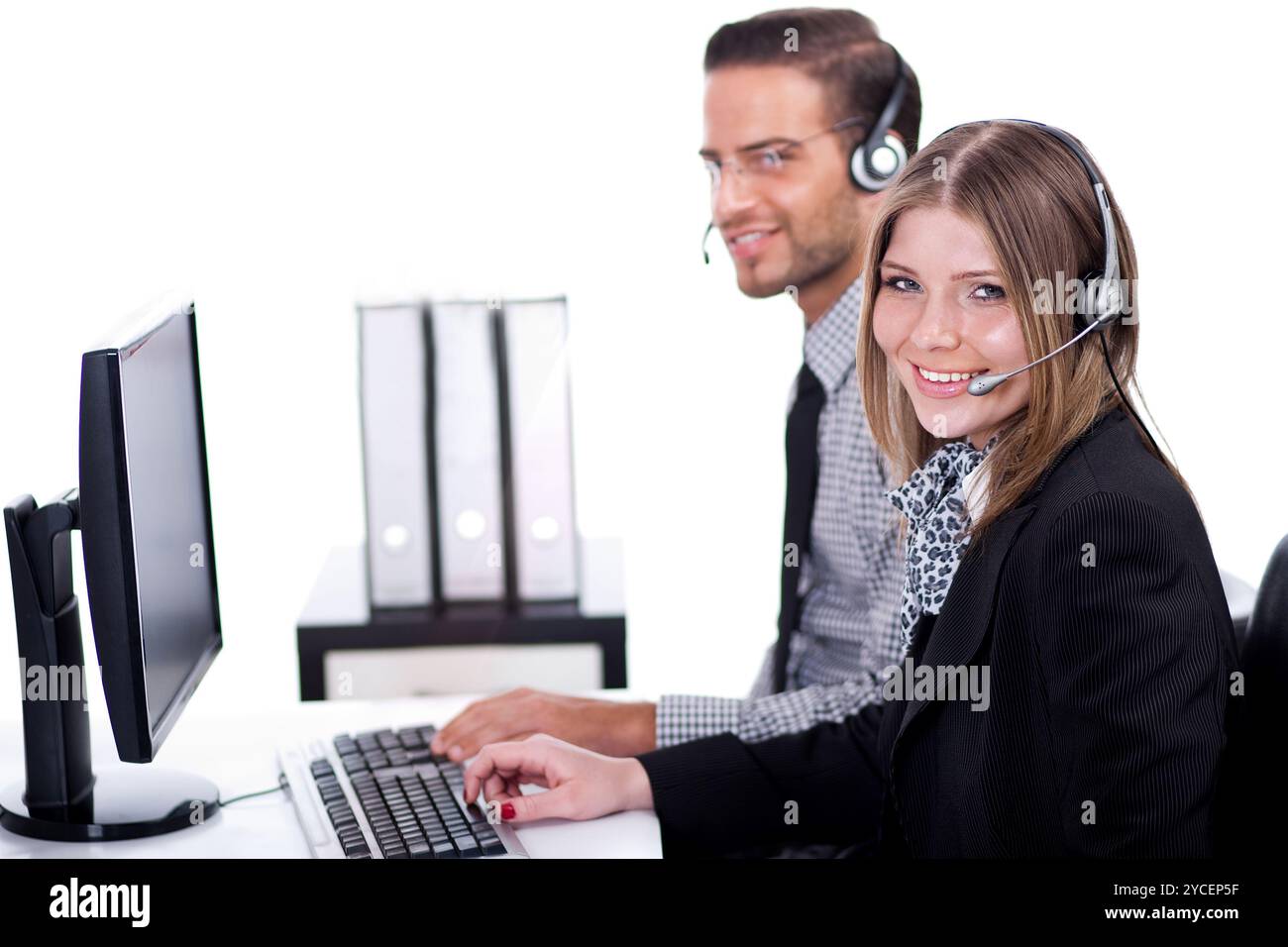 Les opérateurs travaillent ensemble exécutif souriant dans leur bureau Banque D'Images