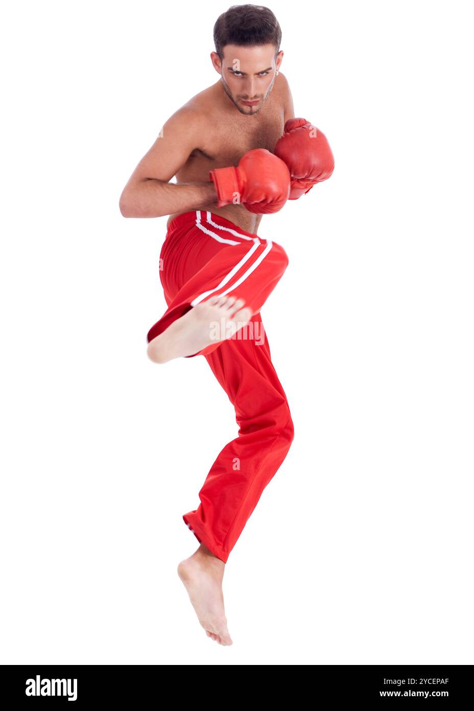 Les hommes de kickboxing action faisant plus isolé sur fond blanc Banque D'Images