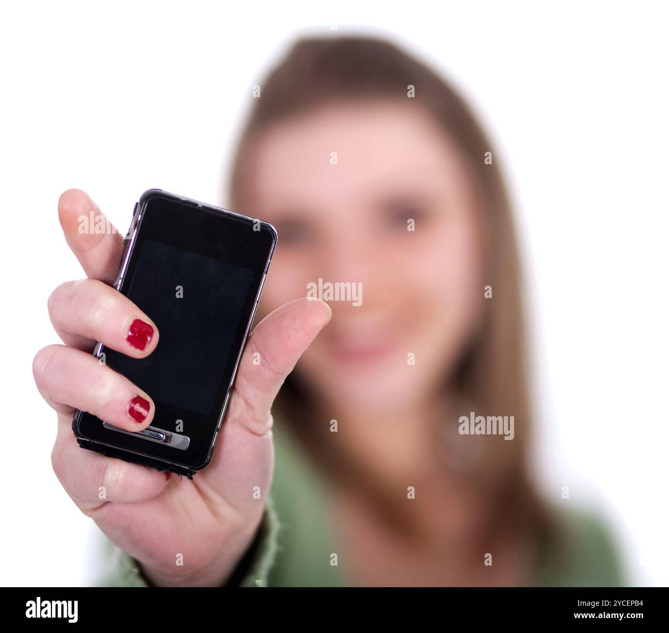 Femme montrant son téléphone portable sur un fond blanc isolé Banque D'Images