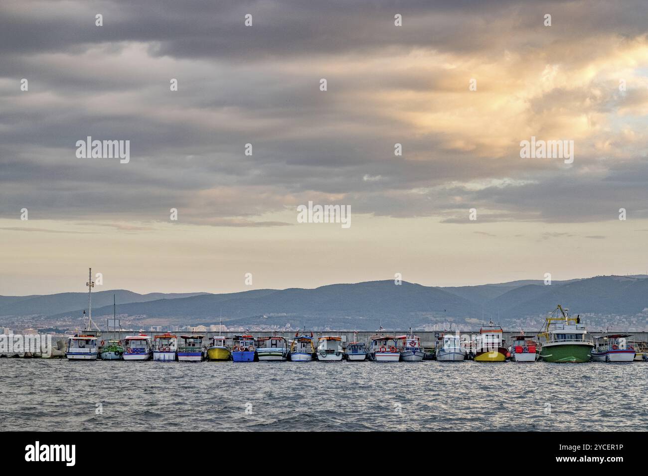 Les bateaux de pêche amarrés dans un port port au lever du soleil à Nessebar ancienne ville sur la côte bulgare de la mer Noire. Nessebar ou Nesebr est un monde de l'UNESCO Herita Banque D'Images