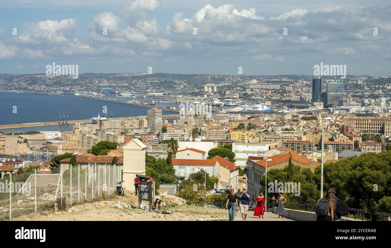 09-03-2022 Marseille France. Les gens marchent jusqu'à la colline de la Basilique notre-Dame des gardes à Marseille avec le port et de nombreux navires à passagers (cr Banque D'Images