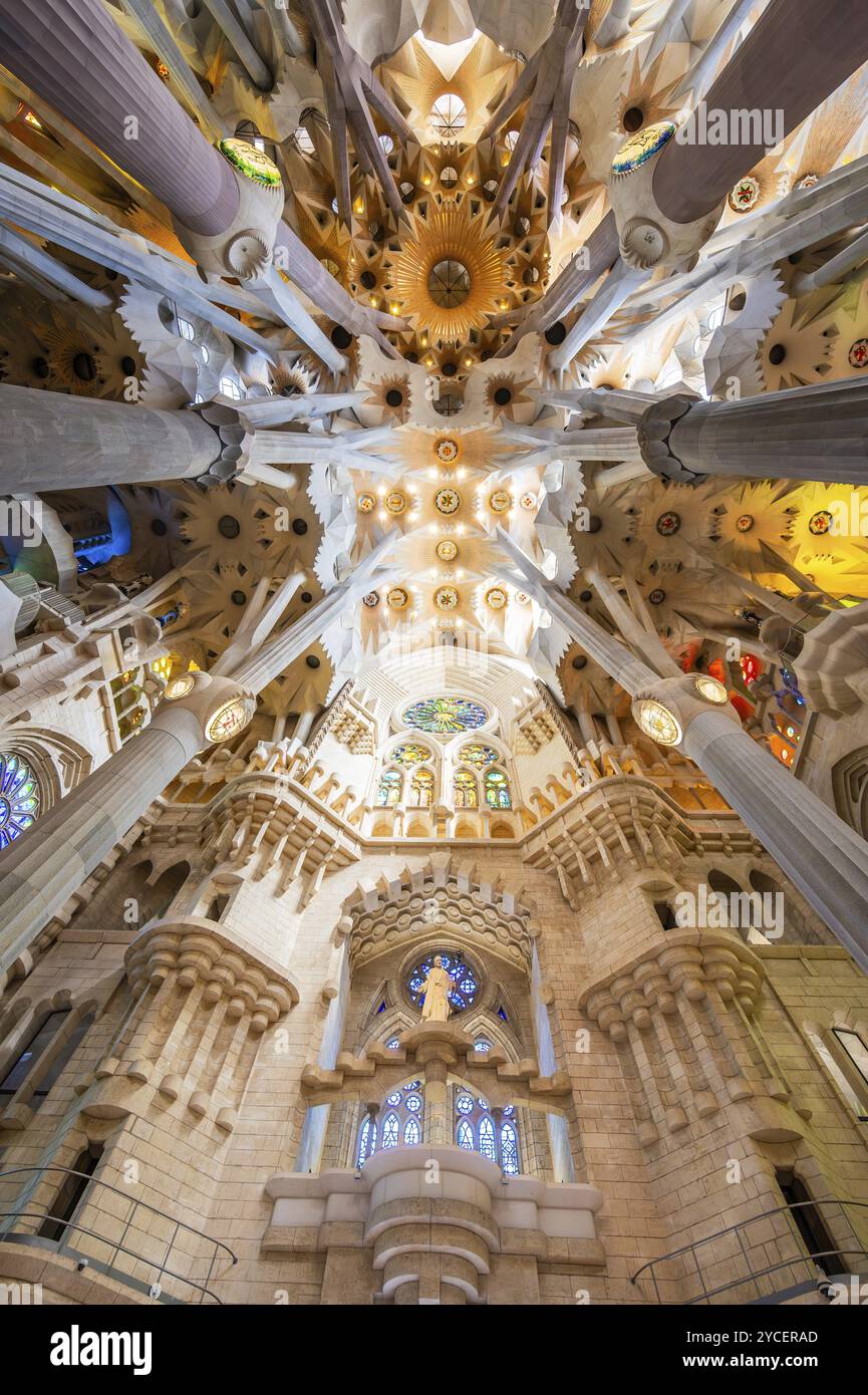 Barcelone, Espagne, 7 avril 2023 : intérieur de la cathédrale la Sagrada Familia, conçue par Gaudi, construite depuis 1882. Graphique, Europe Banque D'Images