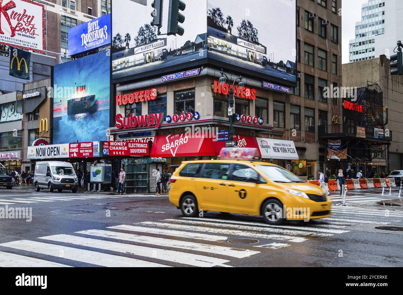 New York City, USA, 21 juin 2018 : scène de rue dans la septième Avenue à Manhattan avec taxi et restaurant populaire Hooters, Amérique du Nord Banque D'Images