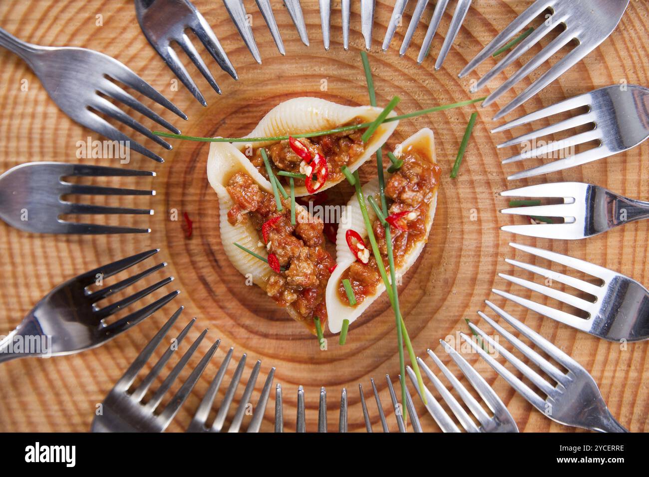 Présentation première assiette de coquilles de pâtes avec sauce à la viande et tomate Banque D'Images