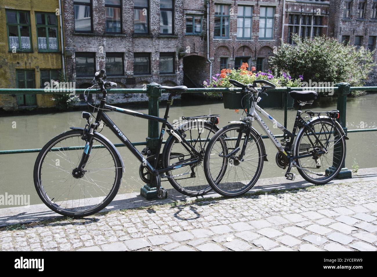 Gand, Belgique, 31 juillet 2016 : canal dans le centre historique de Gand avec de vieux bâtiments pittoresques et des vélos stationnés au bord de l'eau, en Europe Banque D'Images