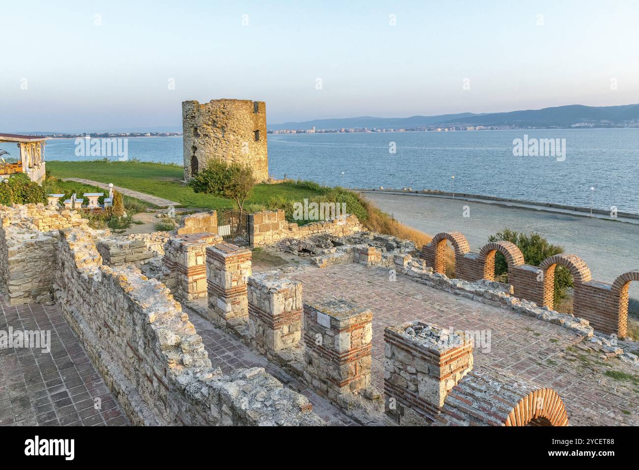 Basilique de la Sainte Mère de Dieu Eleusa et la tour au lever du soleil à Nessebar ancienne ville. Nessebar, Nesebr est un UNESCO World Heritage Site. La ruine Banque D'Images