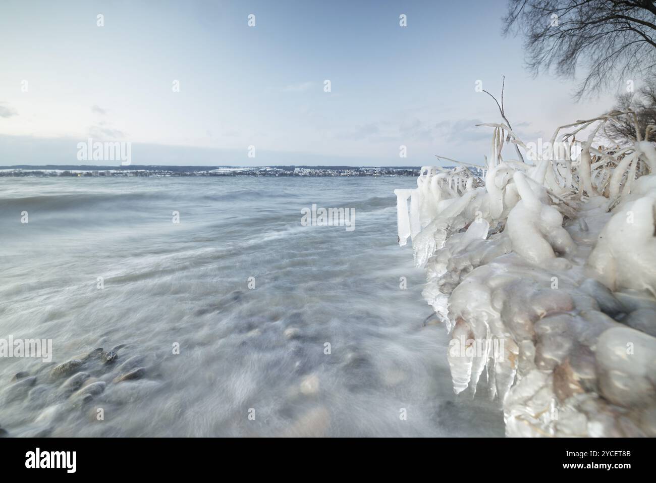 Lac glacé avec mouvements de vagues doux et ciel bleuté, Hoernle, Constance, lac de Constance, Bade-Wuerttemberg, Allemagne, Europe Banque D'Images