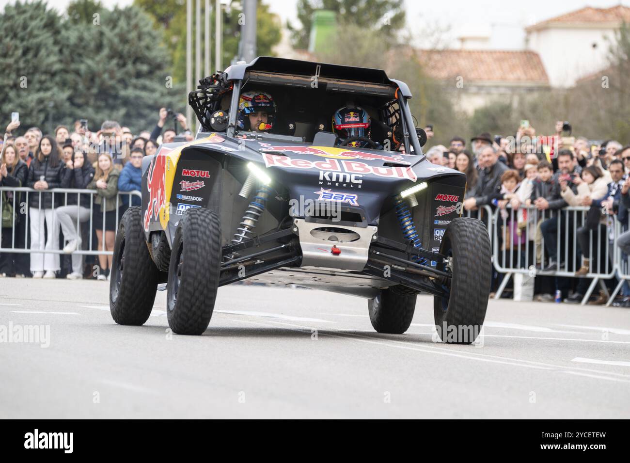 Burgos, Espagne, 16 mars 2024 : pilote Cristina Gutierrez lors d'une exposition de rue après être devenue championne du Rallye Dakar 2024 en catégorie T3., Europe Banque D'Images Burgos, Espagne, 16 mars 2024 : pilote Cristina Gutierrez lors d'une exposition de rue après être devenue championne du Rallye Dakar 2024 en catégorie T3., Europe Banque D'Images