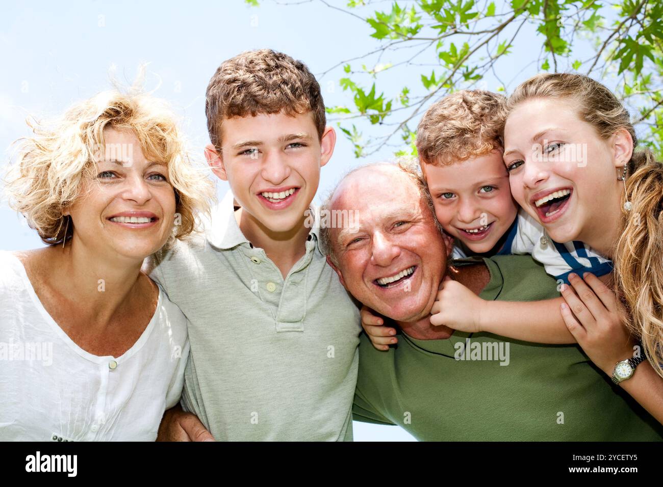 Gros plan sur une famille heureuse dans le parc looking at camera Banque D'Images