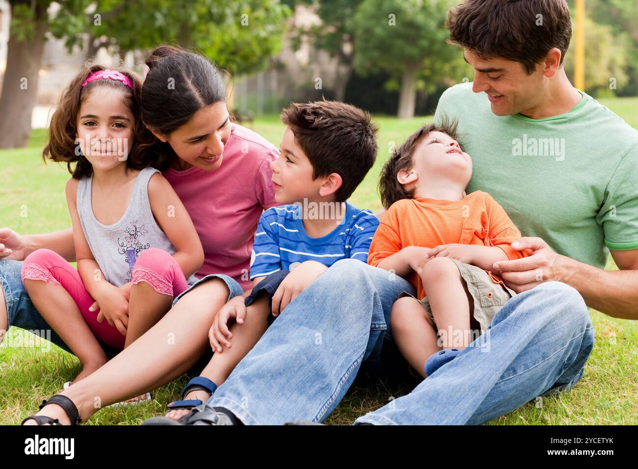 Happy Family enjoying journée d'été dans le parc et s'amusant Banque D'Images