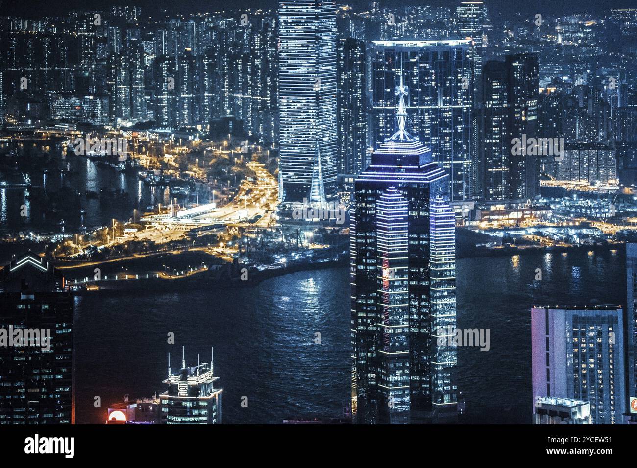 Vue fantastique sur Hong Kong, gratte-ciel de Peak, paysage de nuit sur le quartier Central et Kowloon de Hong kong Banque D'Images