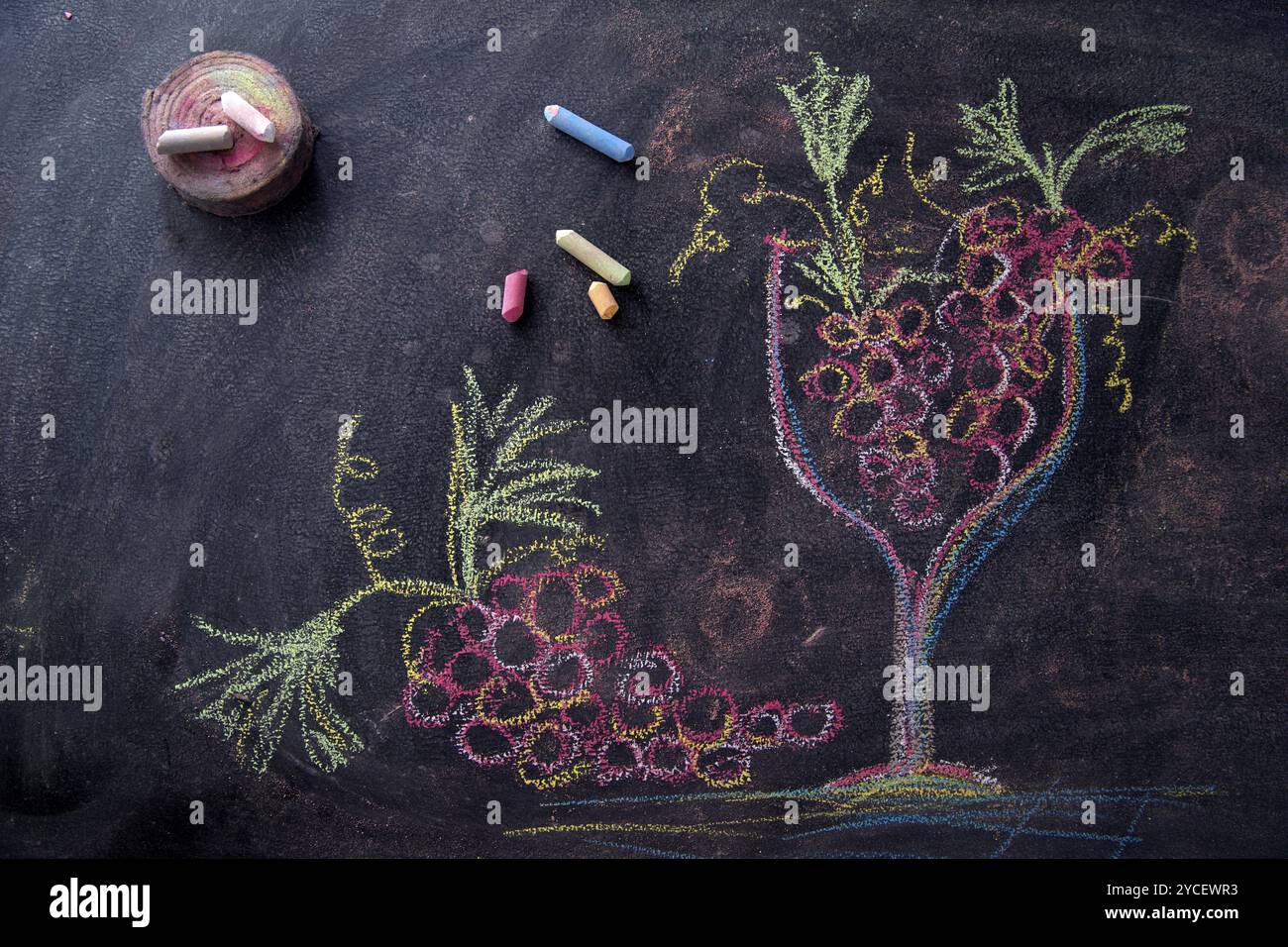 Représentation graphique d'un verre rempli de raisins rouges, dessiné à la craie sur tableau noir Banque D'Images