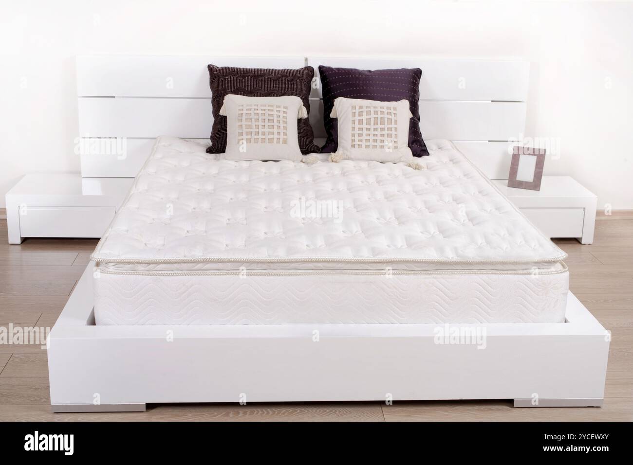 Blanc fantaisie élégante chambre avec un lit double Banque D'Images